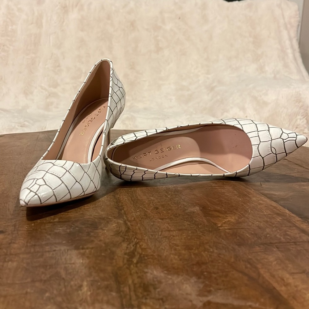 KURT GEIGER LONDON Bond d’Orsay Pump missing on cap